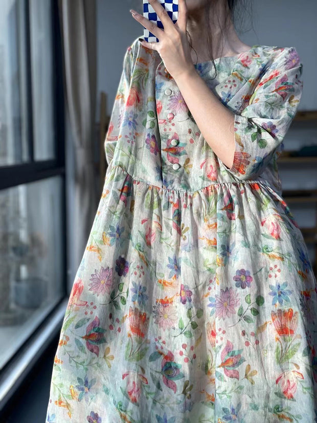 Lässiges, lockeres Sommerkleid mit Blumenmuster und Plissee